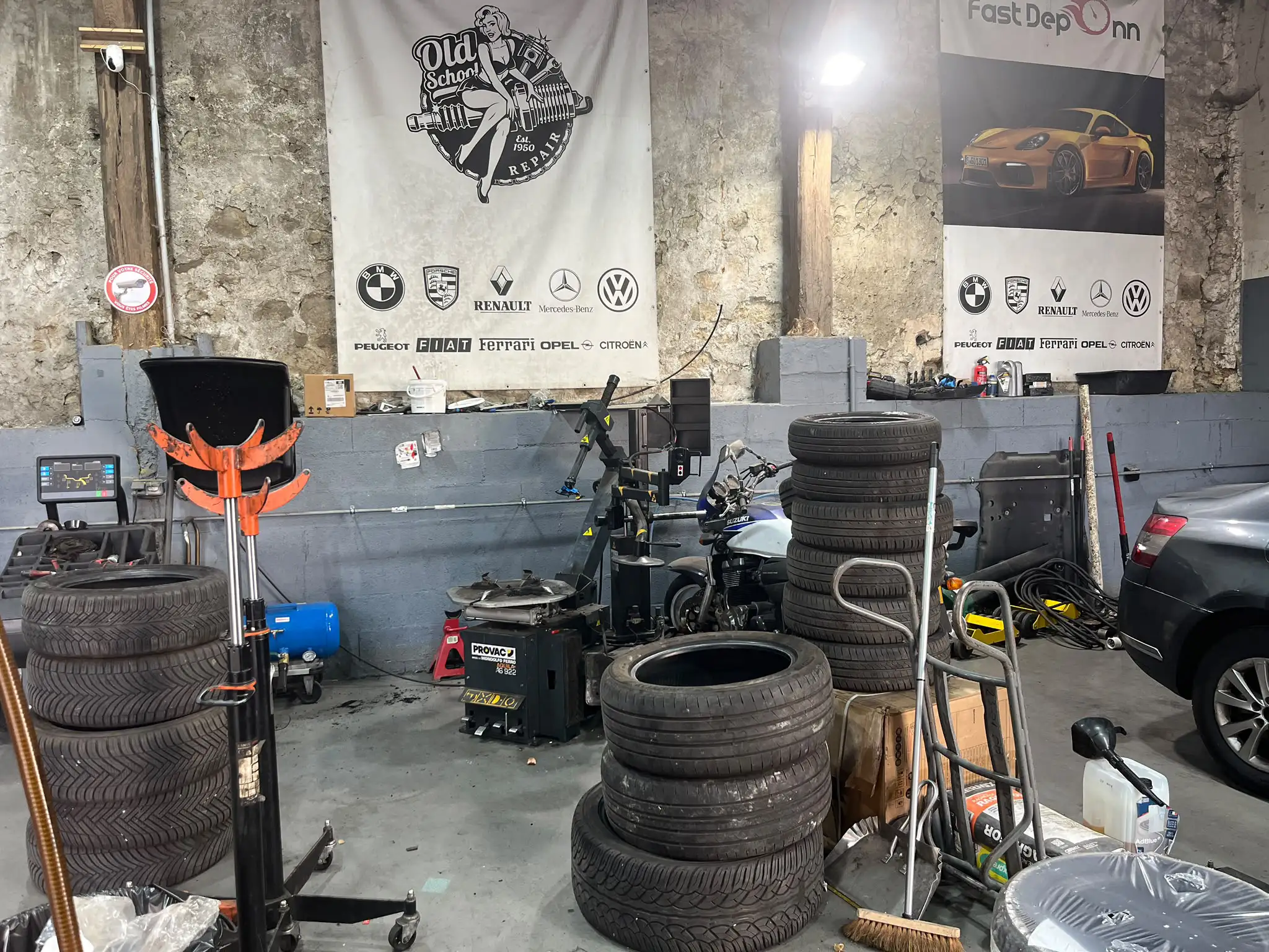 Démonteuse et pneus dans l’atelier Fast Depann à Chennevières-lès-Louvres, près de Roissy – Freinage