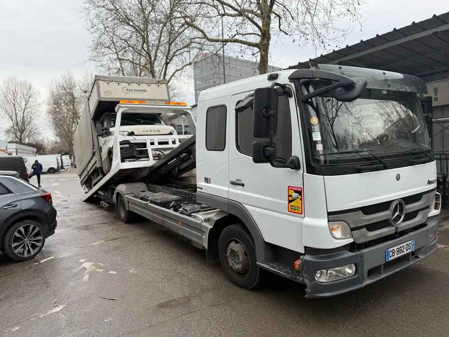Camion plateau transportant un utilitaire