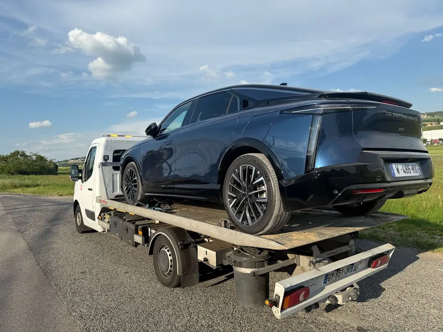 Voiture remorquée sur un camion plateau