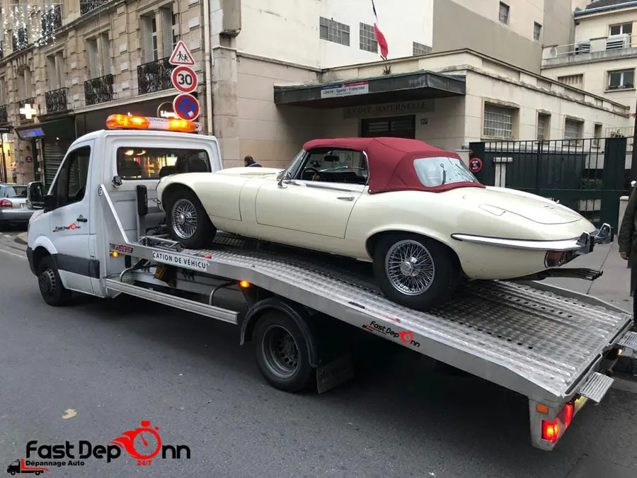 Voiture de collection transportée par Fast Depann