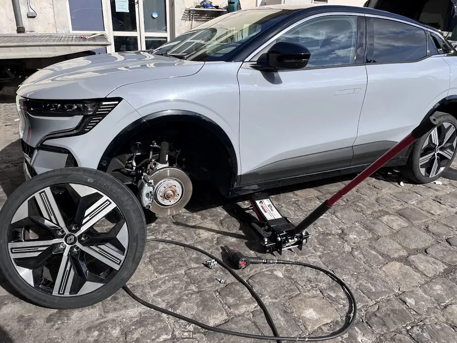 Changement de roue sur une voiture levée au cric