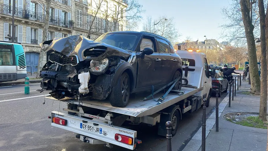 Voiture accidentée chargée sur un camion plateau