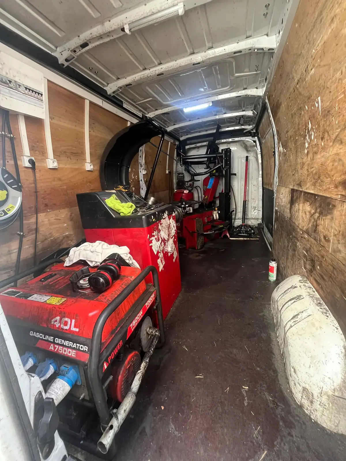 Intérieur du camion atelier Fast Depann : groupe électrogène et machine à pneus – Changement de pneus