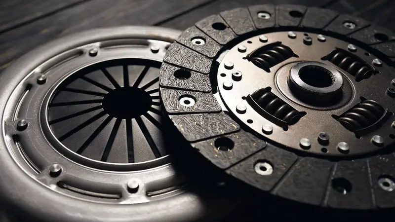Kit d’embrayage automobile : disque et mécanisme d’embrayage (photo d’illustration – embrayage Fast Depann)