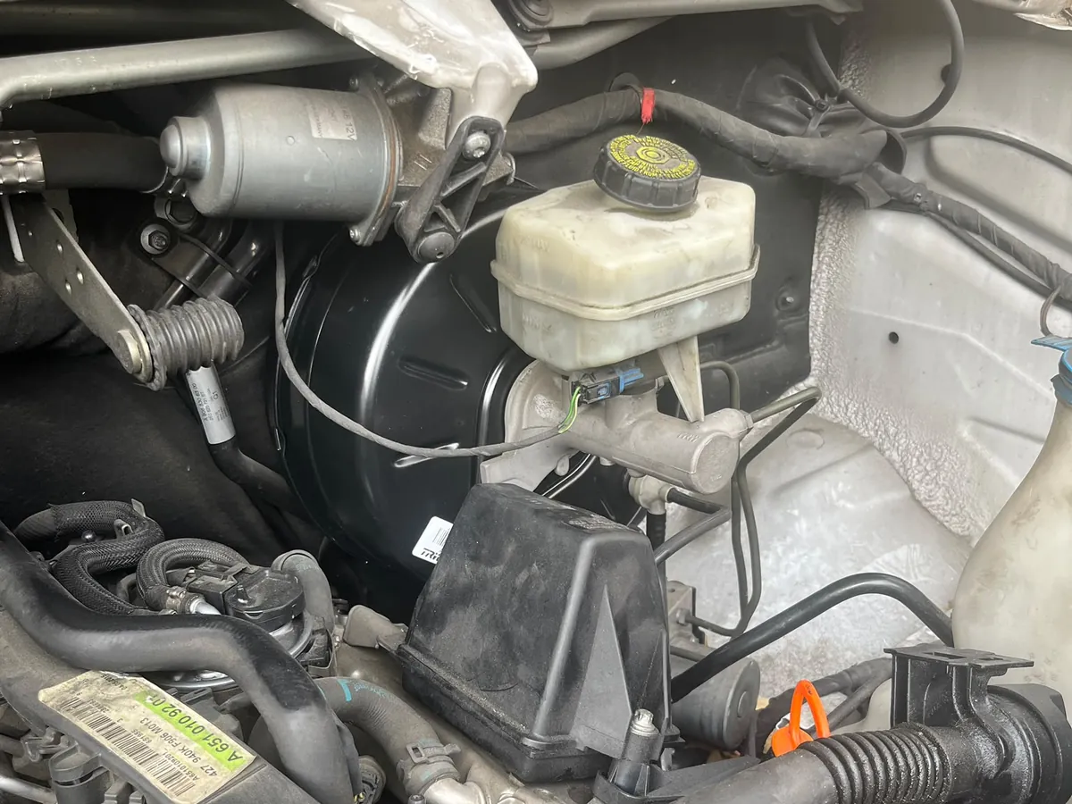 Nouveau Mastervac (servofrein) monté sur un Mercedes-Benz Sprinter, avec le maître-cylindre et le bocal de liquide de frein (liste des conseils Fast Depann)