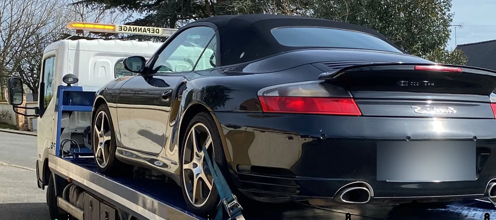 Porsche 911 cabriolet noire sanglée sur un plateau – à Paris (75)