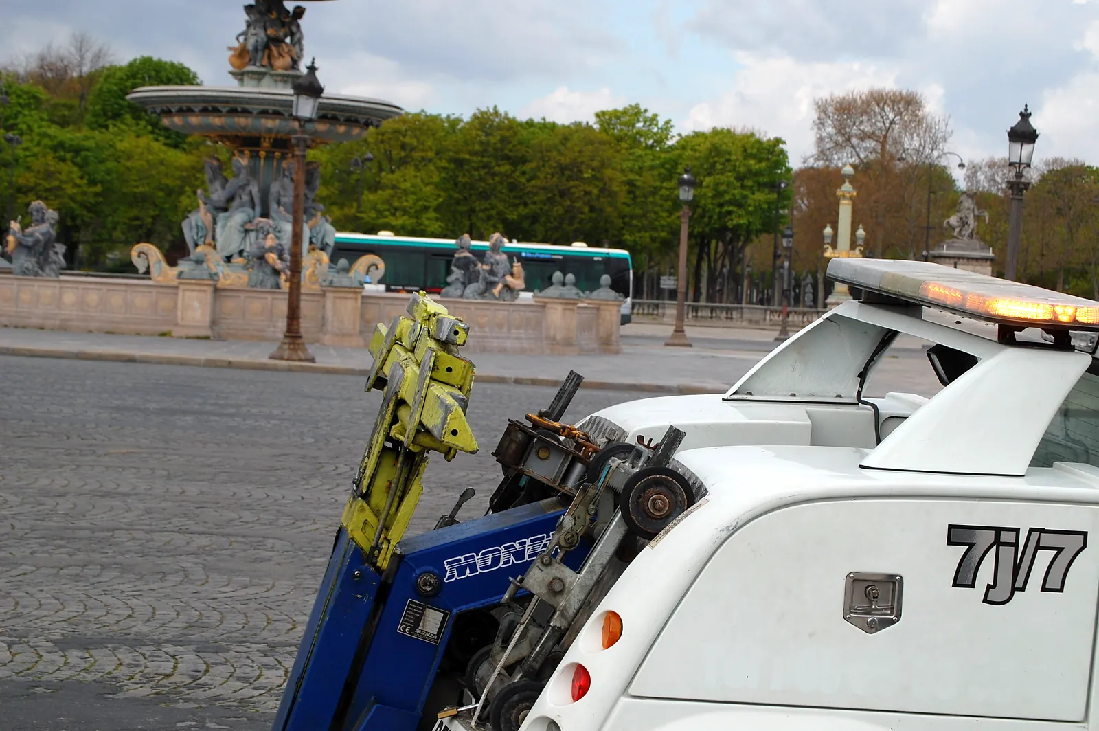 Bras de levage d’une dépanneuse Fast Depann devant une fontaine de la place de la Concorde (photo d’illustration – à Paris 13e Arrondissement (75013))
