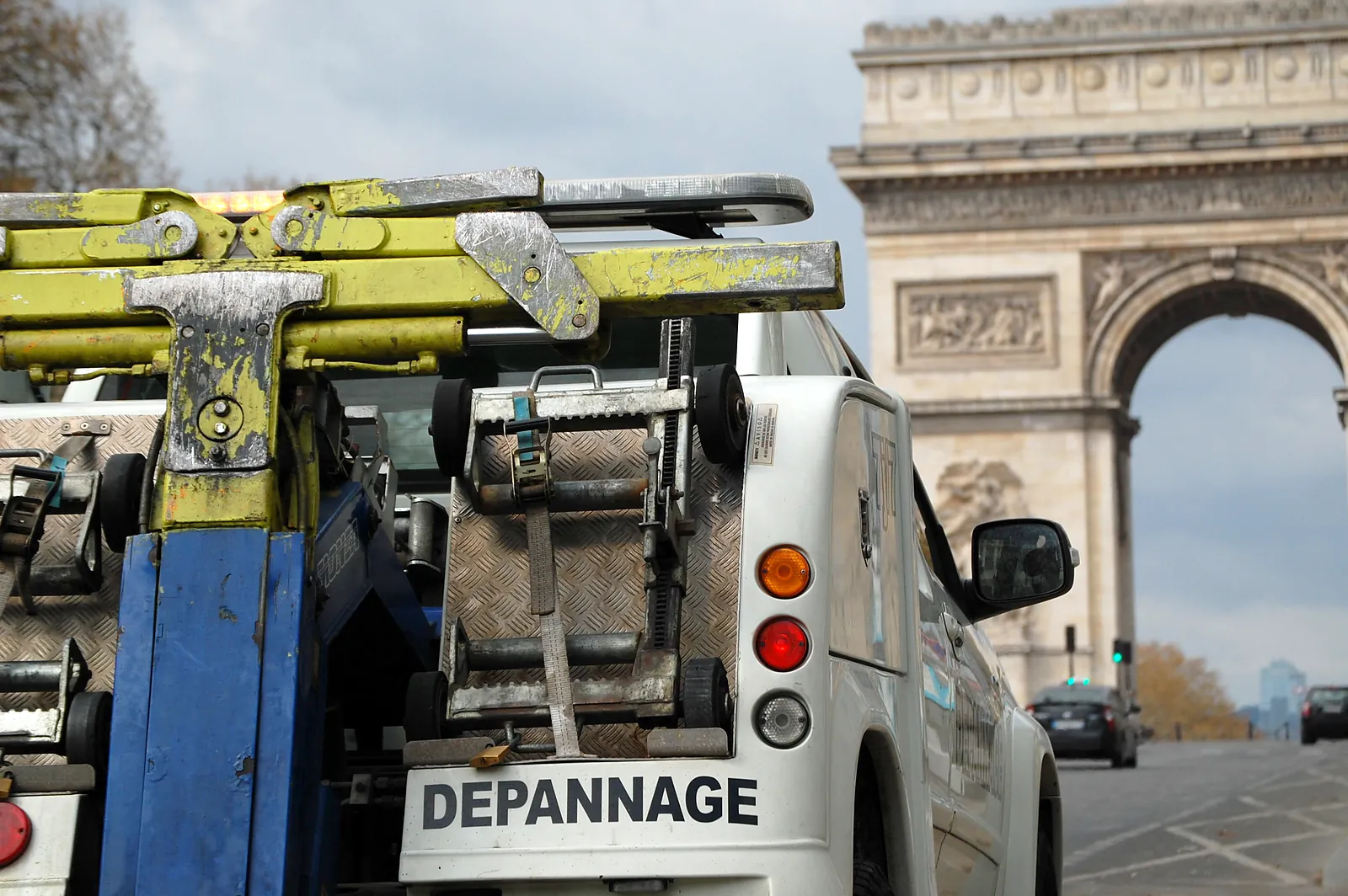 Bras de levage d’une dépanneuse Fast Depann devant l’Arc de Triomphe (photo d’illustration – à Paris 11e Arrondissement (75011))