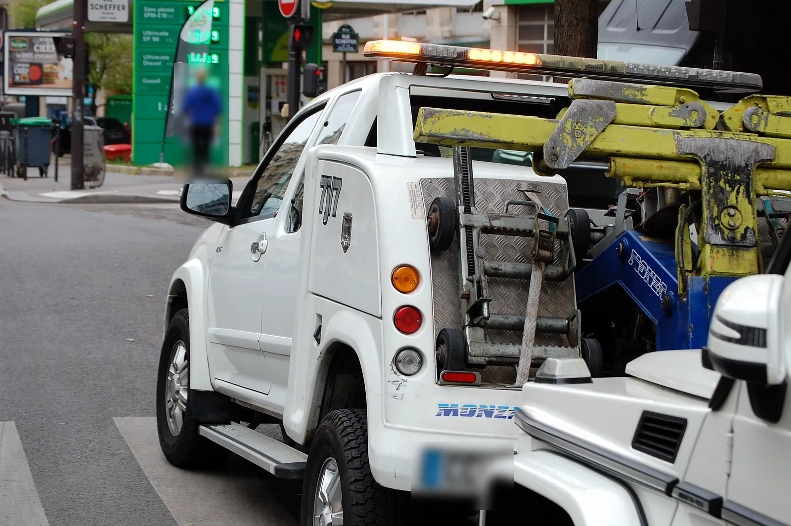Bras de levage d’une dépanneuse Fast Depann maintenant un véhicule remorqué (photo d’illustration – à Paris 6e Arrondissement (75006))