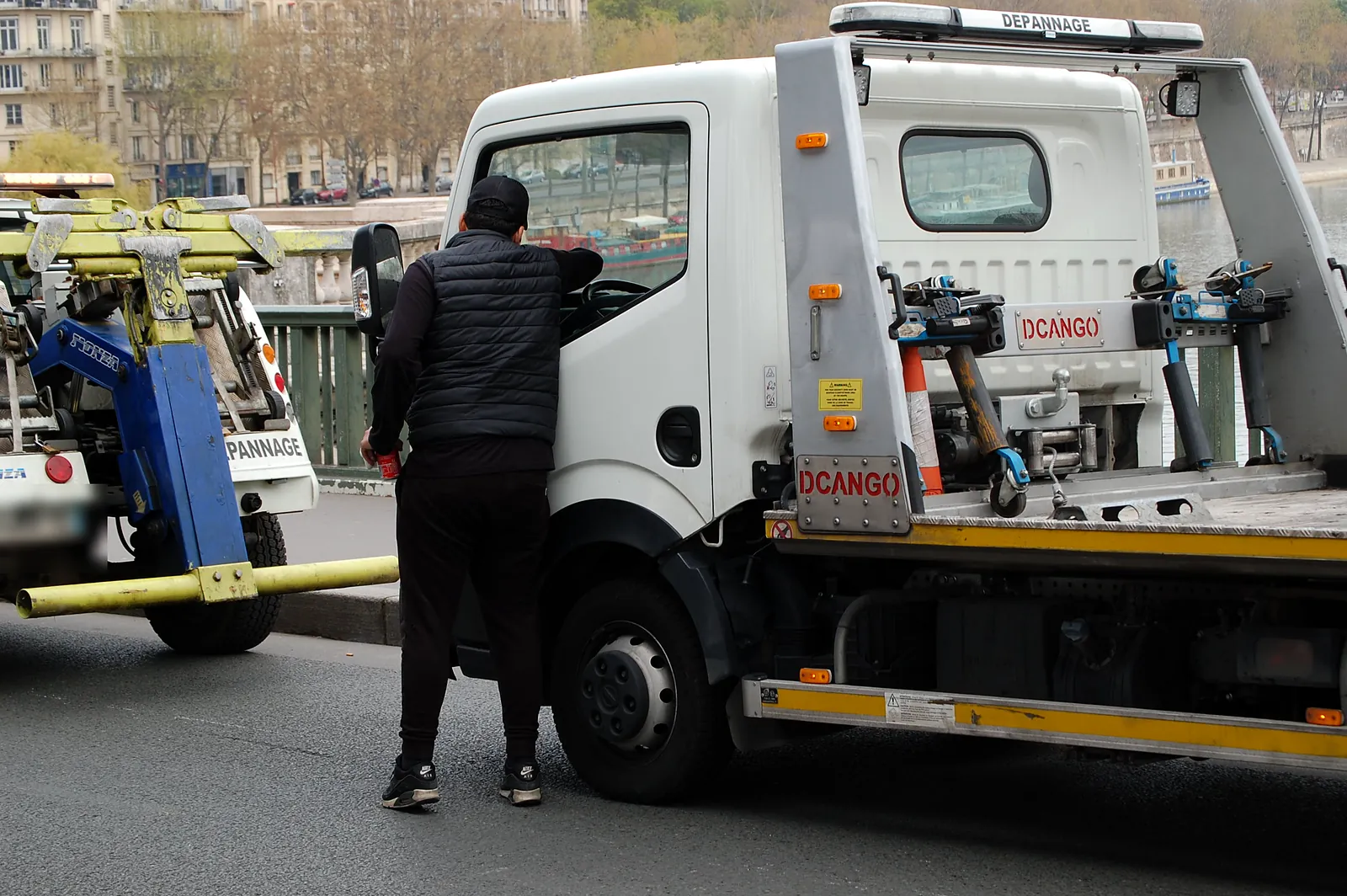 Dépanneur Fast Depann montant dans son camion plateau (photo d’illustration – à Compiègne (60200))