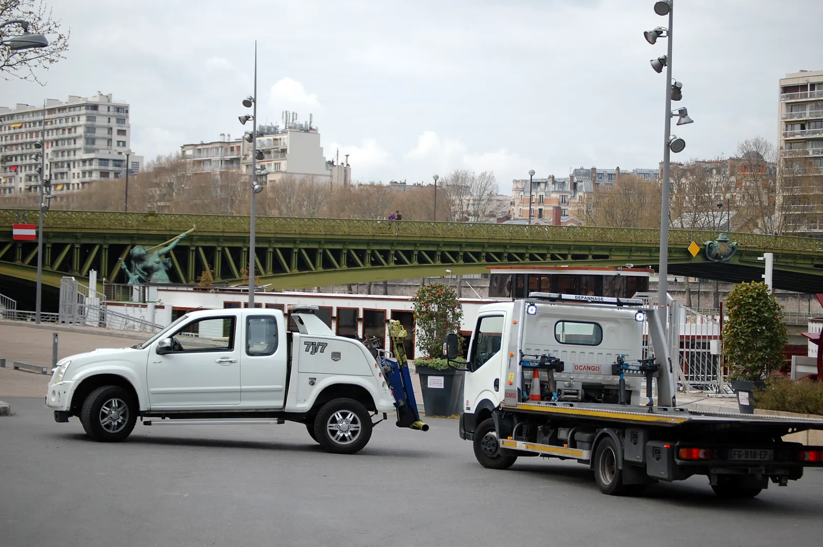 Dépanneuse et camion plateau Fast Depann sur un quai de Seine (photo d’illustration – à Paris 1er Arrondissement (75001))