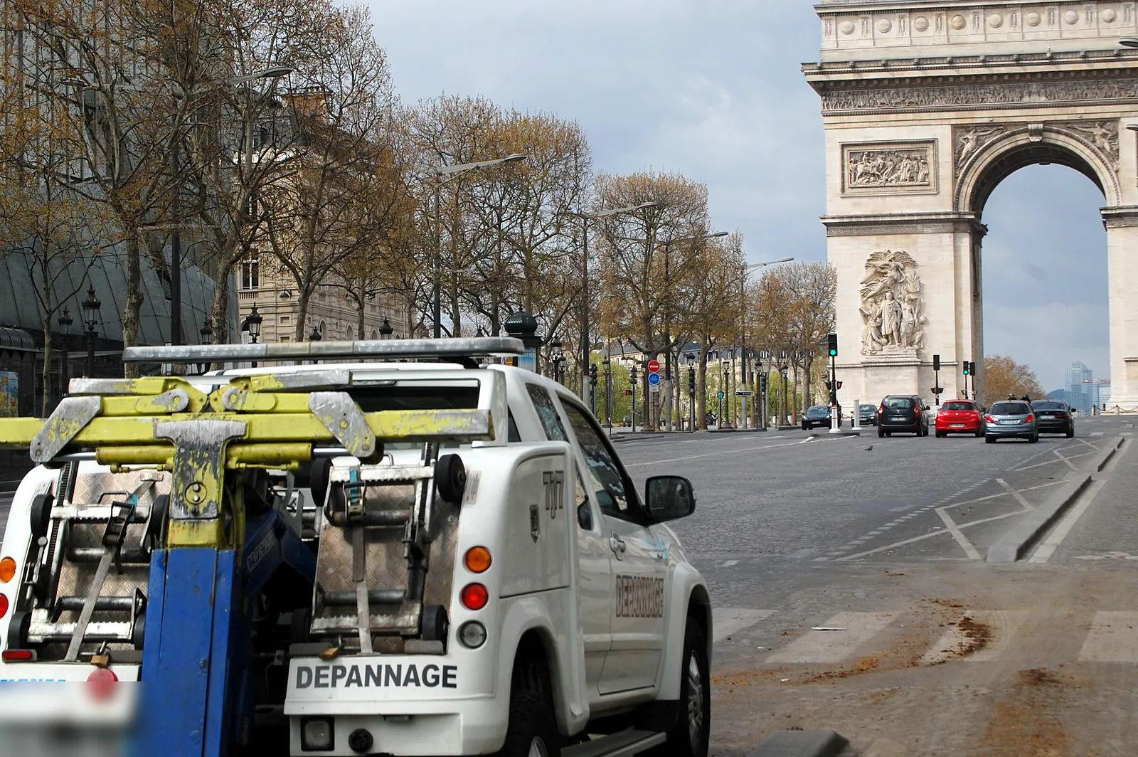 Dépanneuse Fast Depann face à l’Arc de Triomphe – Dépannage auto à Paris