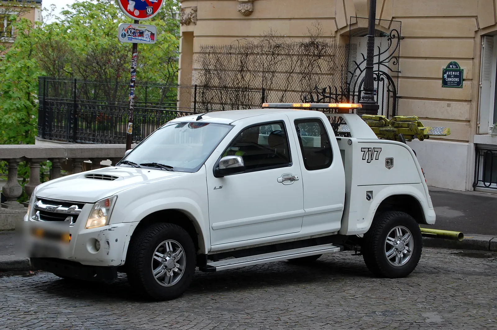Dépanneuse pick-up Fast Depann dans une avenue bordée d’immeubles anciens (photo d’illustration – à Paris 15e Arrondissement (75015))