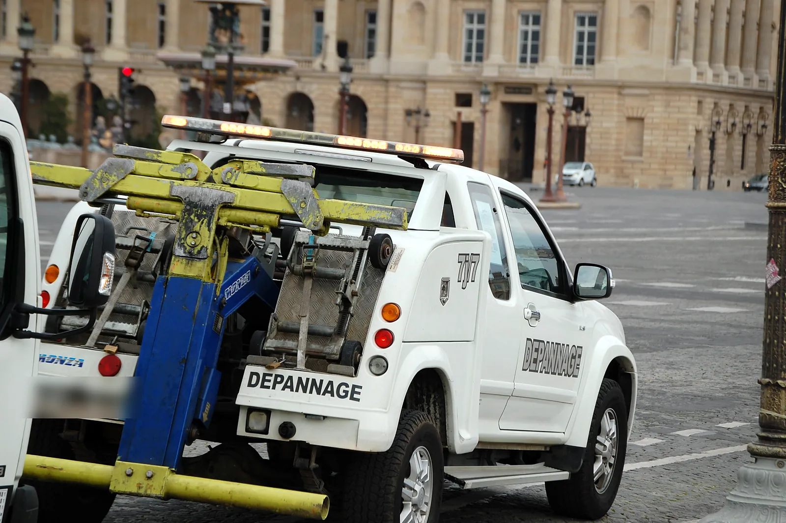 Dépanneuse Fast Depann vue de l’arrière, place de la Concorde (photo d’illustration – à Paris 20e Arrondissement (75020))
