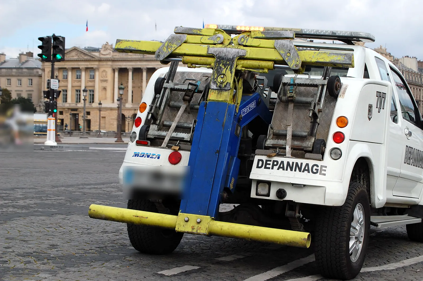 Dépanneuse Fast Depann, bras de levage déployé, place de la Concorde (photo d’illustration – à Paris 18e Arrondissement (75018))