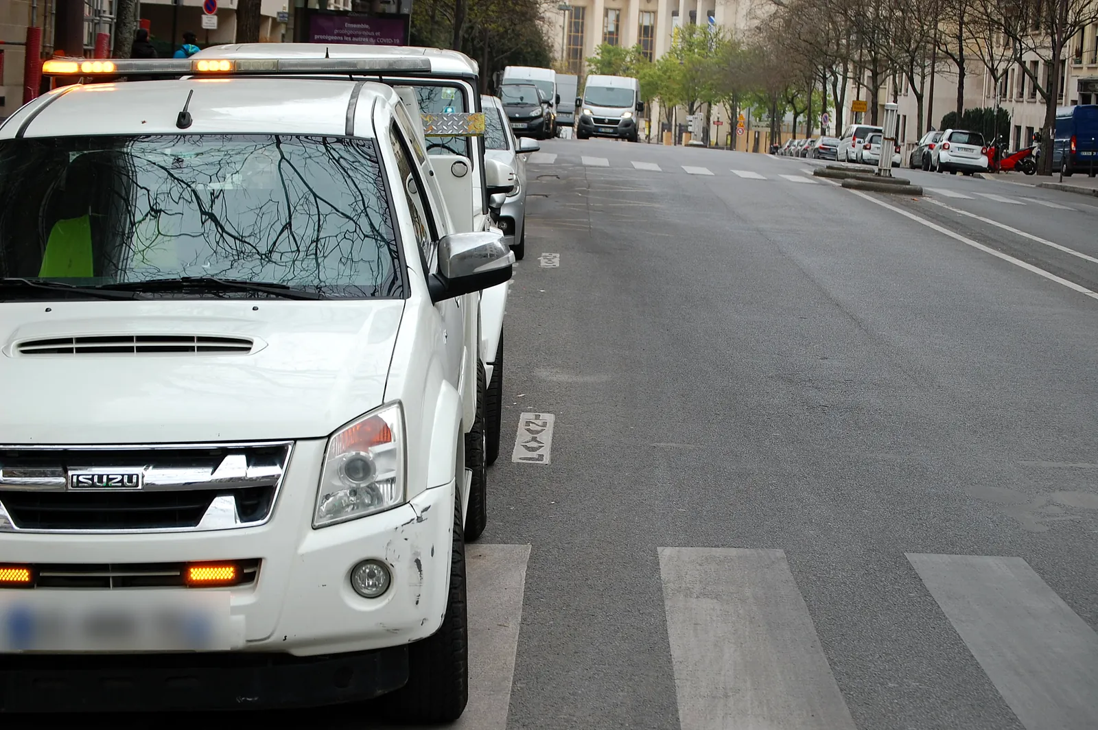 Dépanneuse Fast Depann vue de face, gyrophares allumés (photo d’illustration – à Créteil (94000))