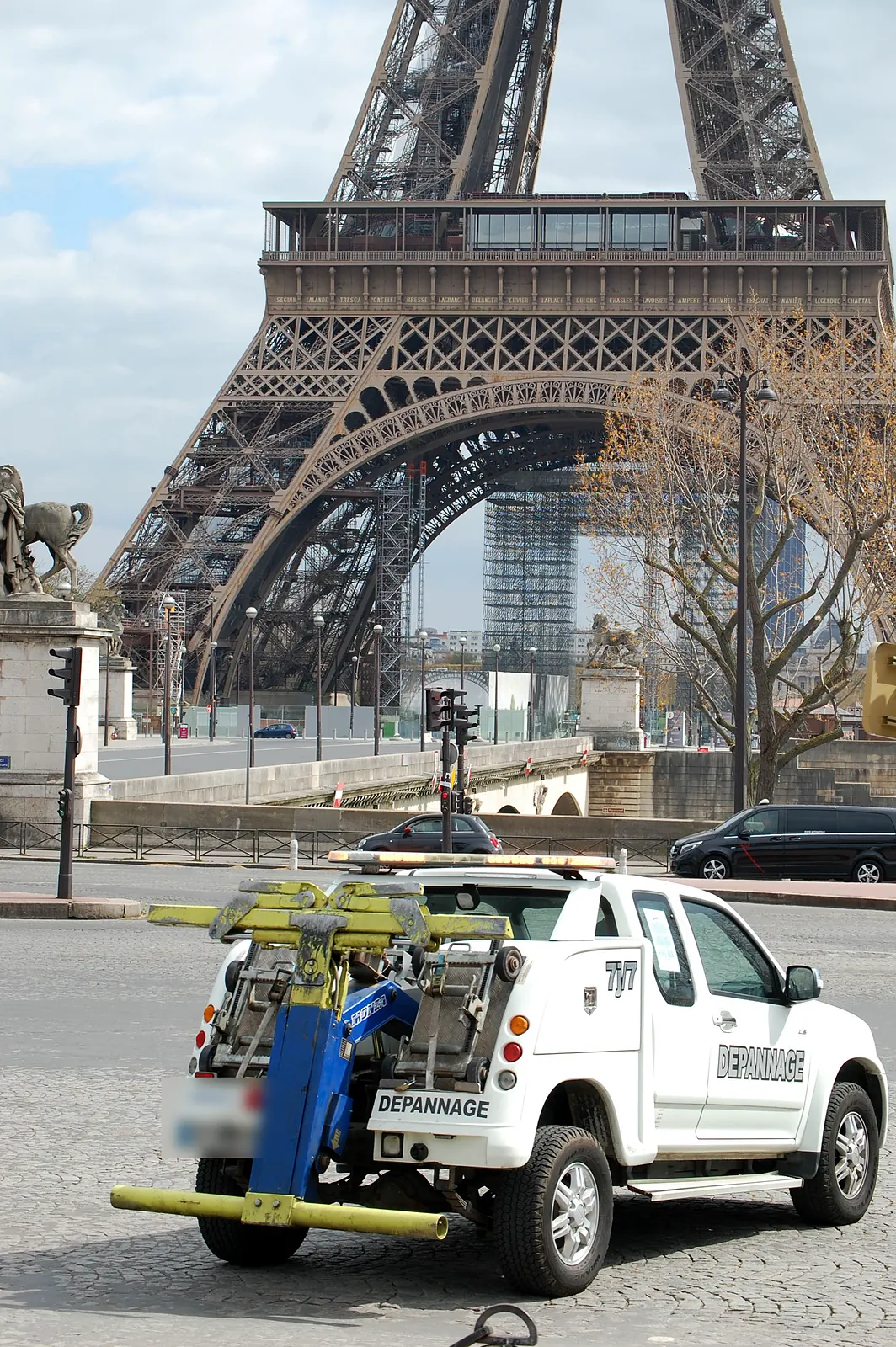 Dépanneuse Fast Depann au pied de la tour Eiffel (photo d’illustration – à Paris 7e Arrondissement (75007))