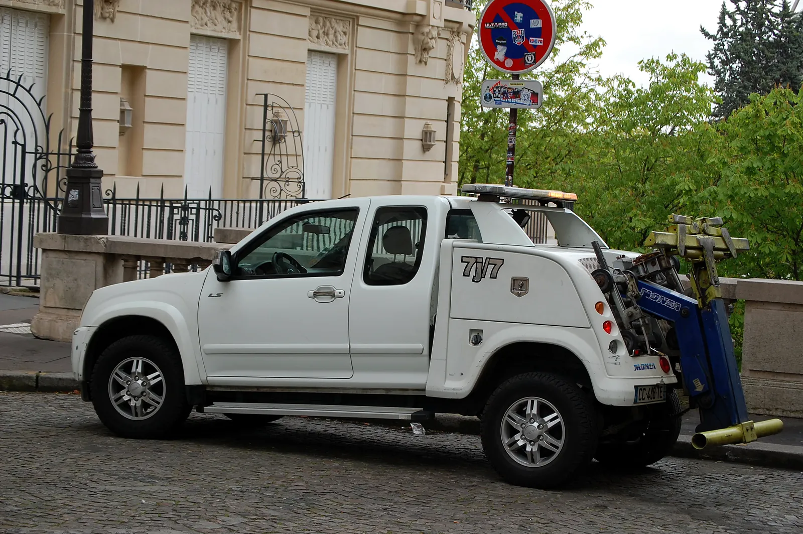 Dépanneuse pick-up Fast Depann de profil sur une rue pavée (photo d’illustration – à Senlis (60300))