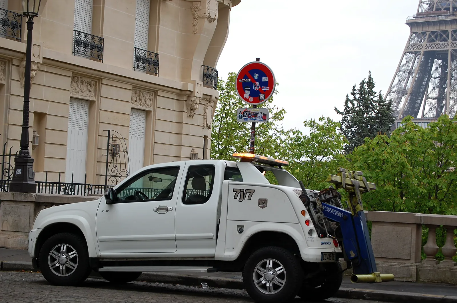 Dépanneuse Fast Depann devant la tour Eiffel – Dépannage auto à Paris