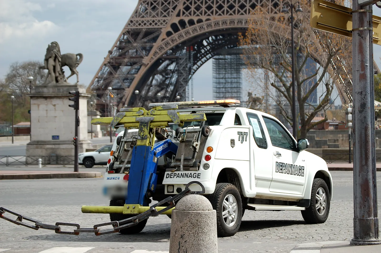 Dépanneuse Fast Depann devant la tour Eiffel et une statue équestre – Dépannage auto à Paris