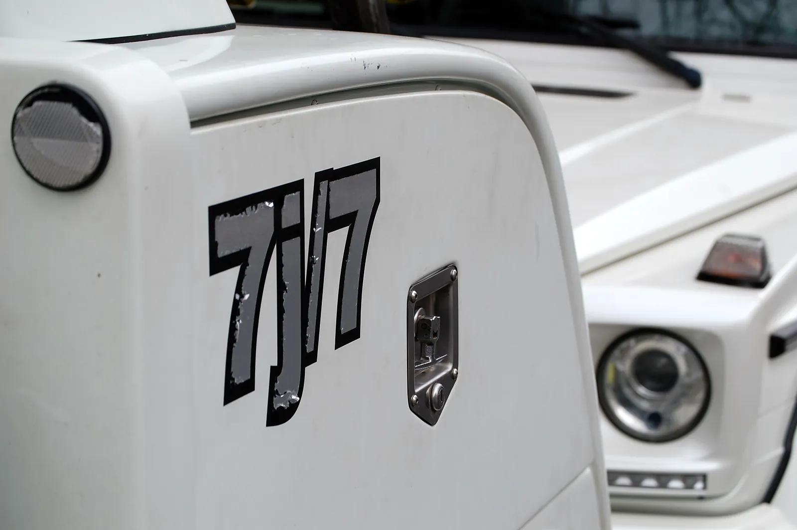 Inscription 7j/7 sur la carrosserie d’une dépanneuse Fast Depann (photo d’illustration – à Grasse (06130))