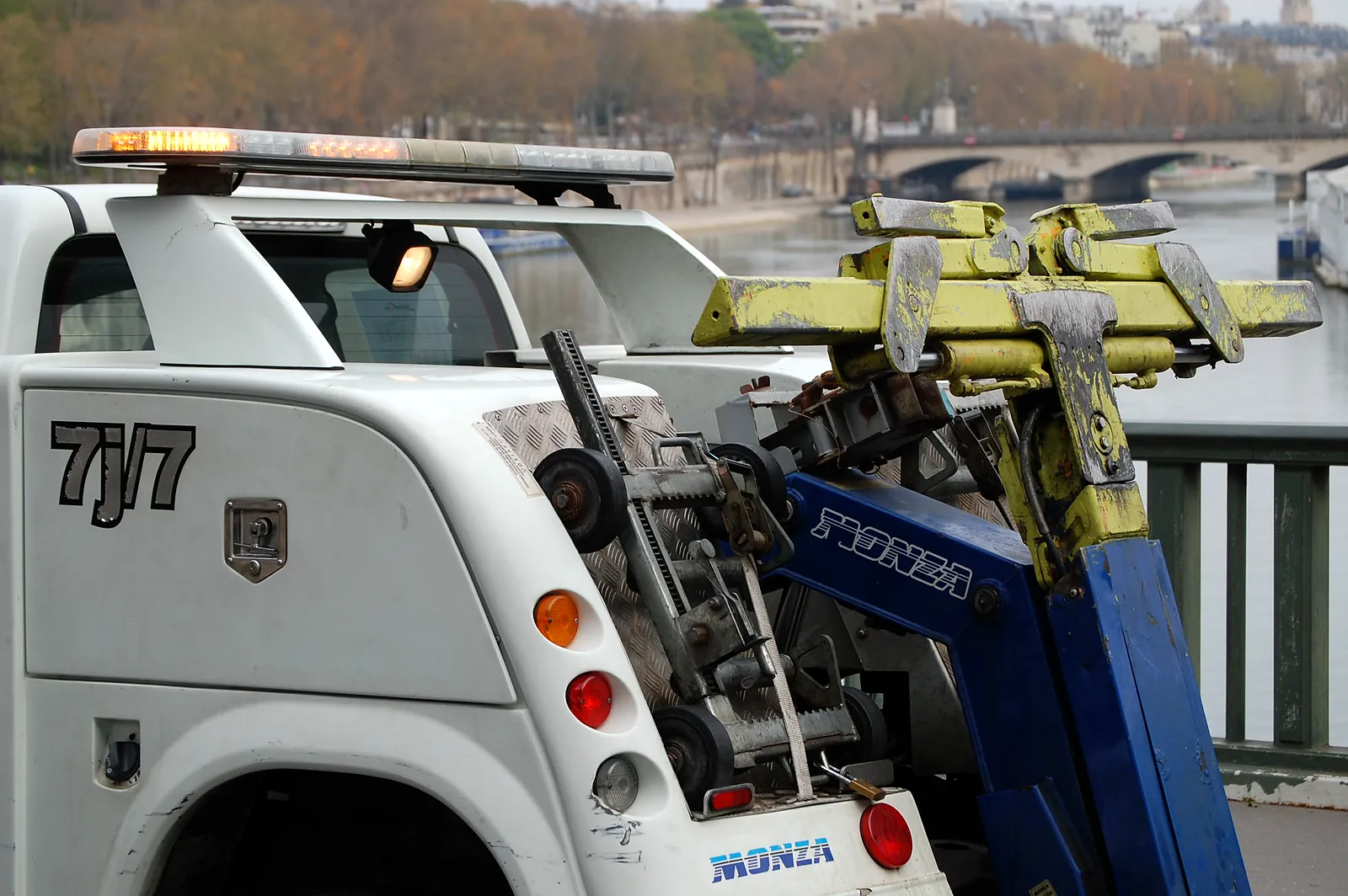 Bras de levage d’une dépanneuse Fast Depann au bord de la Seine (photo d’illustration – à Paris 8e Arrondissement (75008))