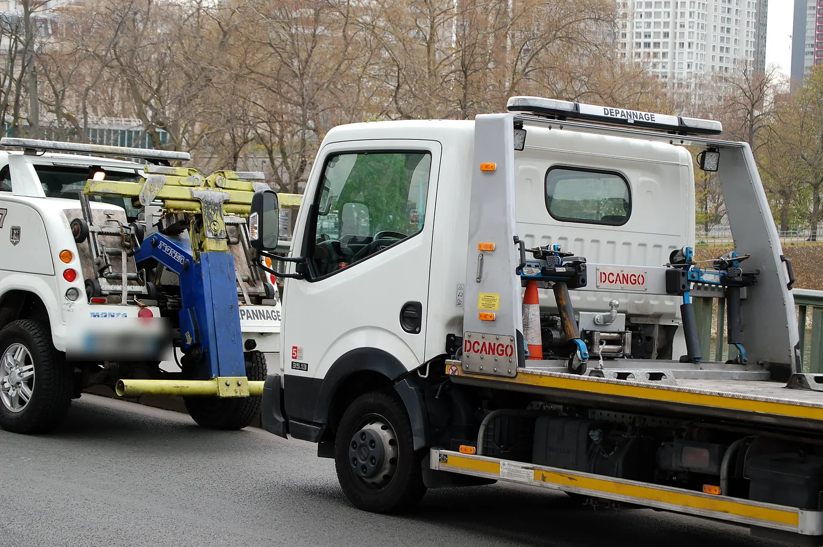 Dépanneuse et camion plateau Fast Depann côte à côte (photo d’illustration – à Massy (91300))