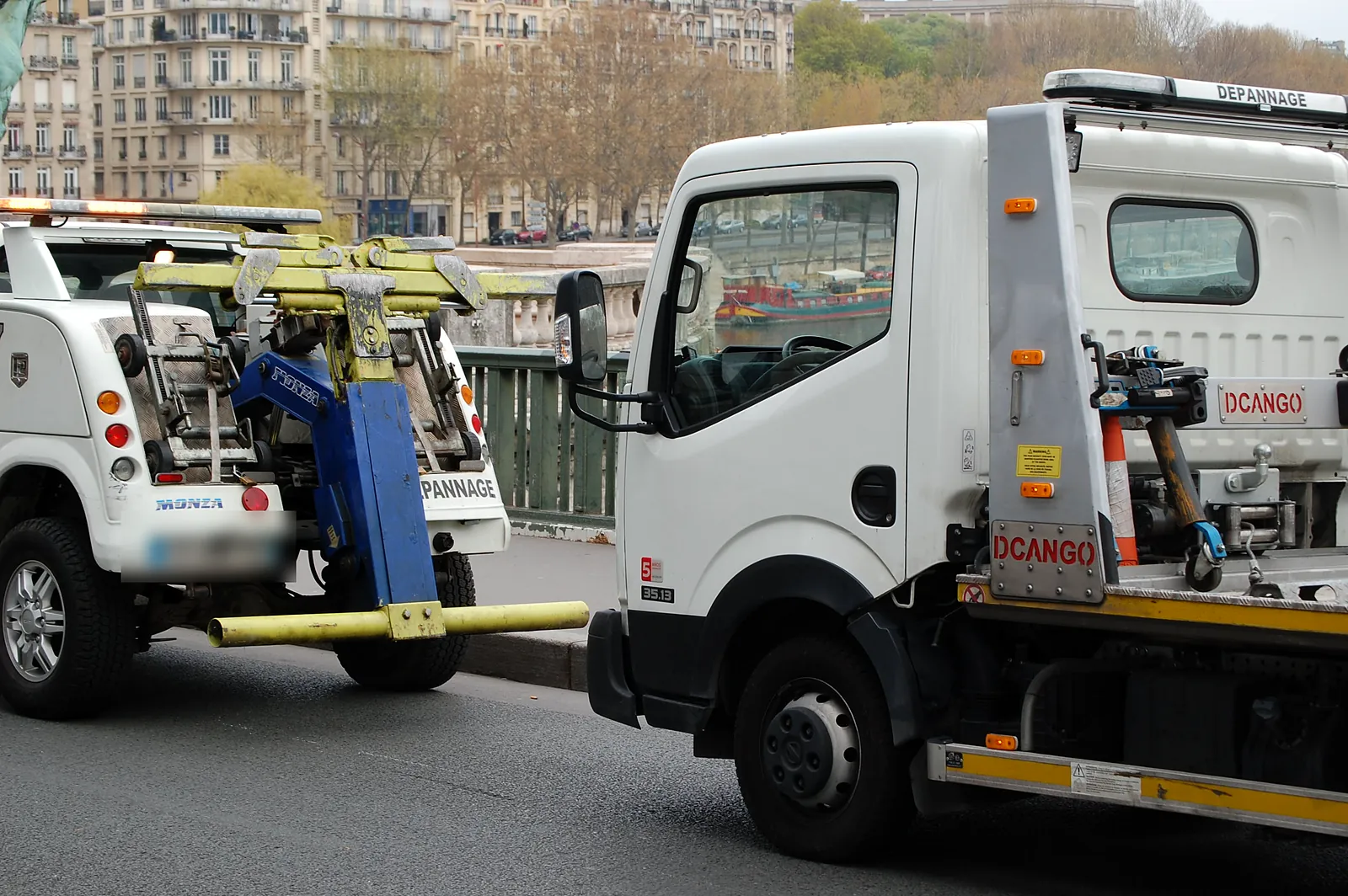 Dépanneuse et camion plateau Fast Depann stationnés l’un derrière l’autre (photo d’illustration – à Sedan (08200))