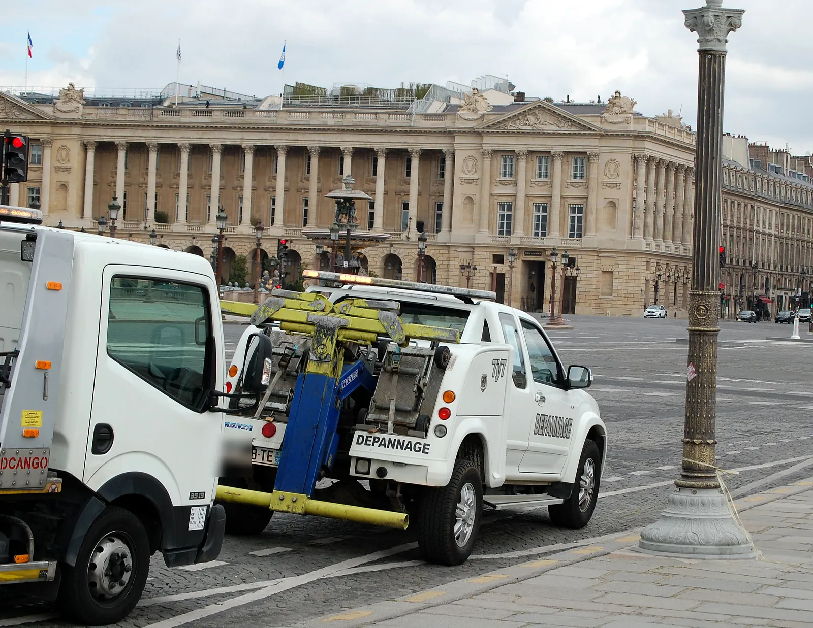 Dépanneuse et camion plateau Fast Depann place de la Concorde – Dépannage auto à Paris