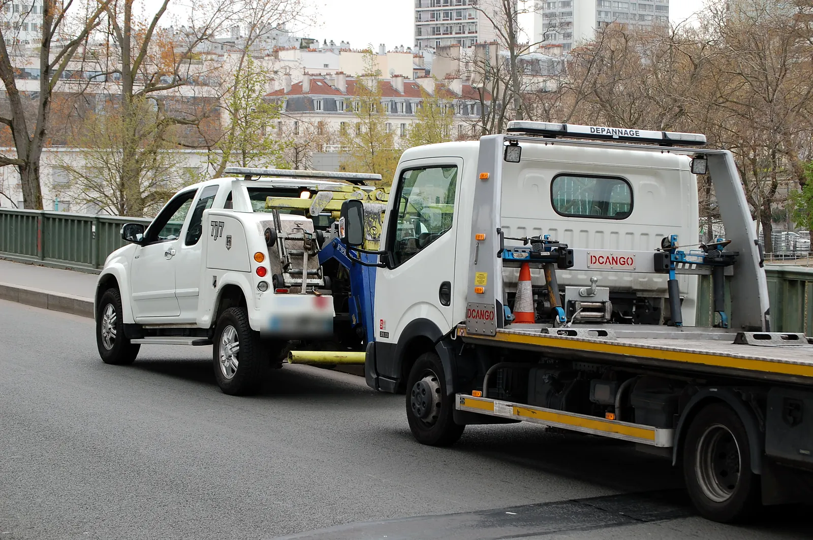 Camion plateau et dépanneuse Fast Depann sur un pont (photo d’illustration – à Fréjus (83370))