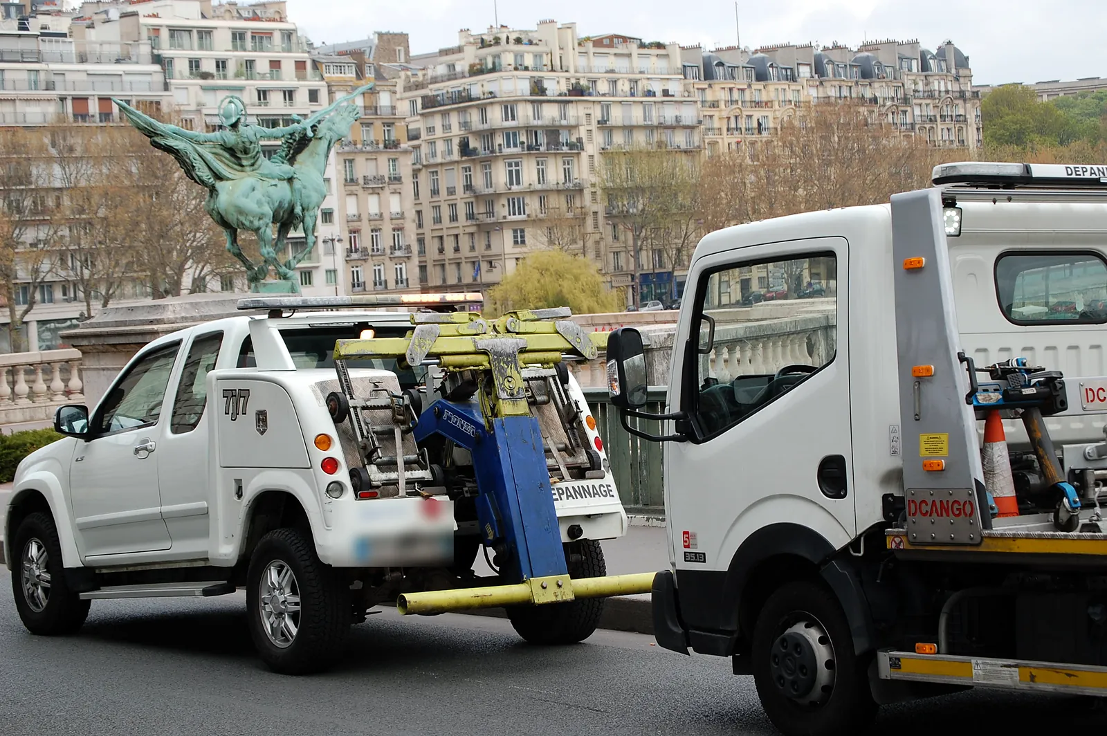 Dépanneuse et camion plateau Fast Depann au pont de Bir-Hakeim – Dépannage auto à Paris