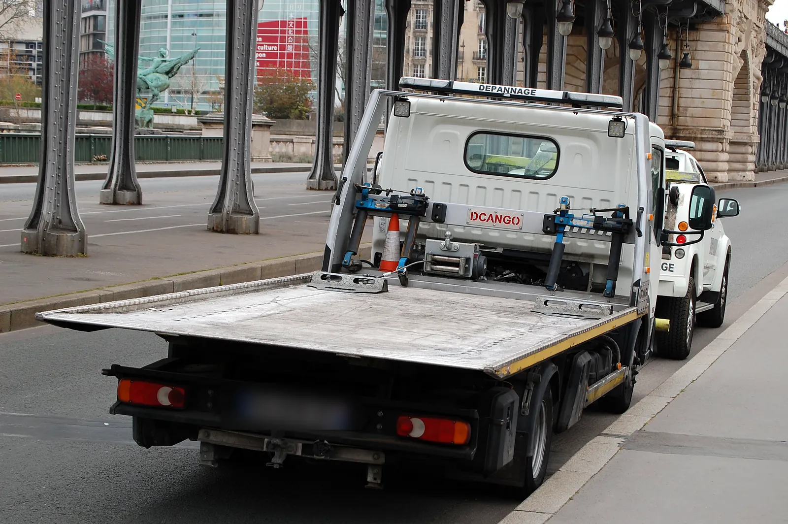 Camion plateau Fast Depann prêt au chargement sous le viaduc de Bir-Hakeim (photo d’illustration – à Paris 9e Arrondissement (75009))