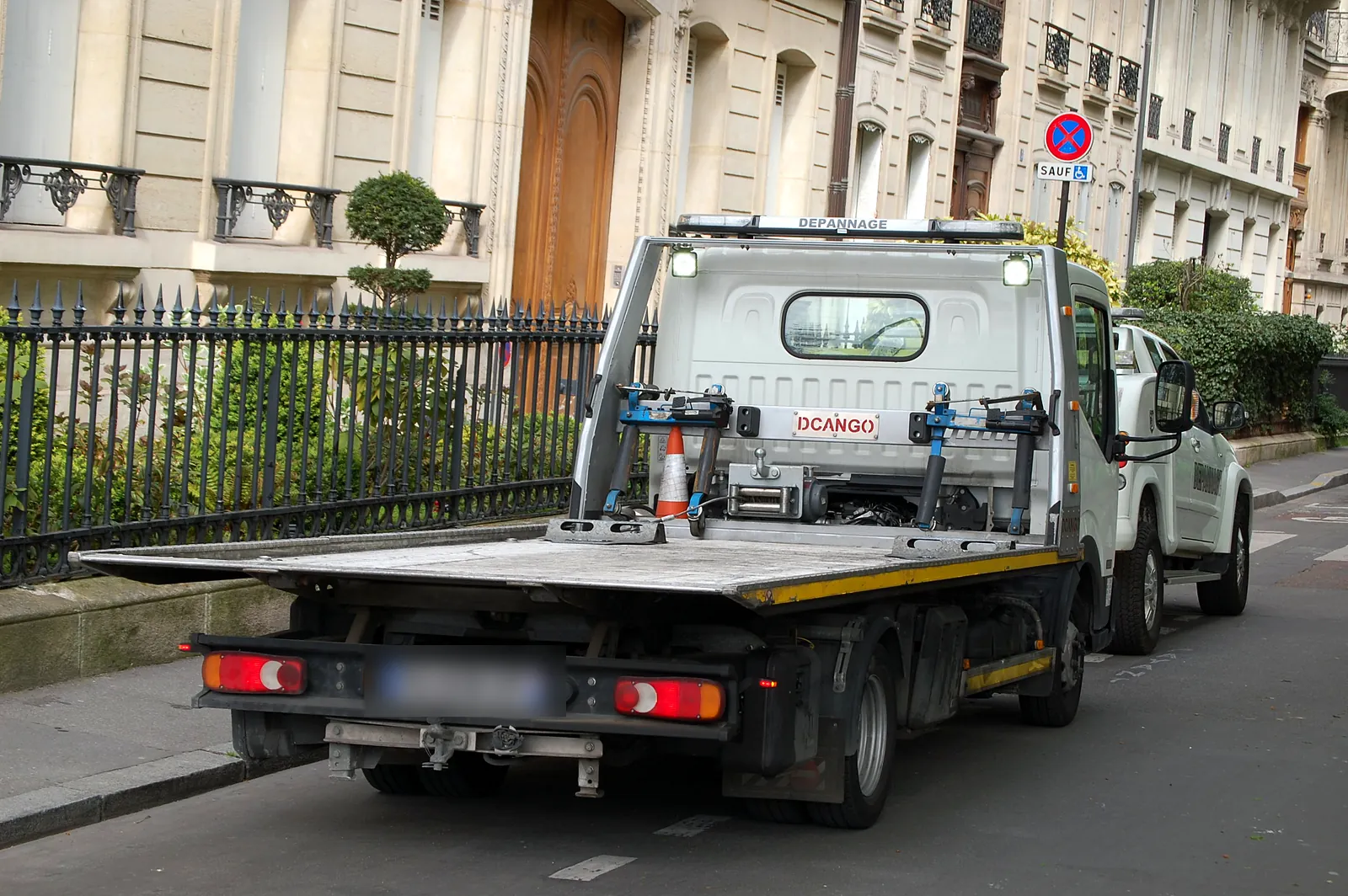Camion plateau Fast Depann en intervention dans une avenue résidentielle (photo d’illustration – à Chambly (60230))