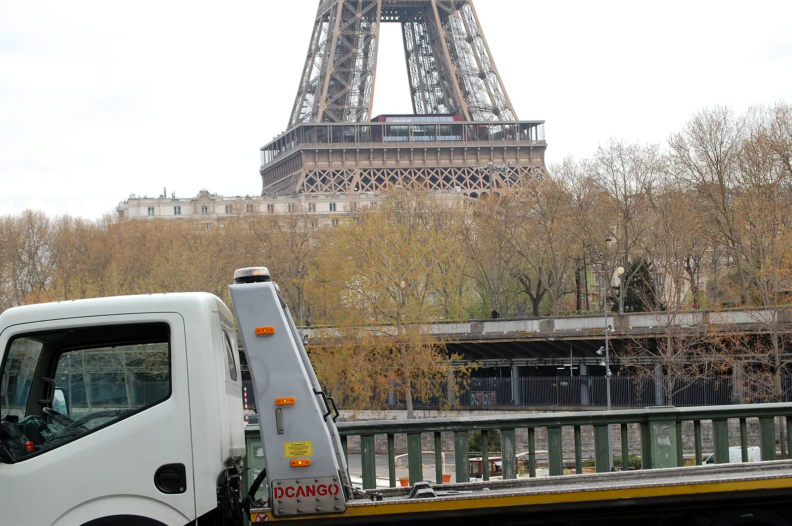 Camion plateau Fast Depann avec la tour Eiffel en arrière-plan – Remorquage à Paris
