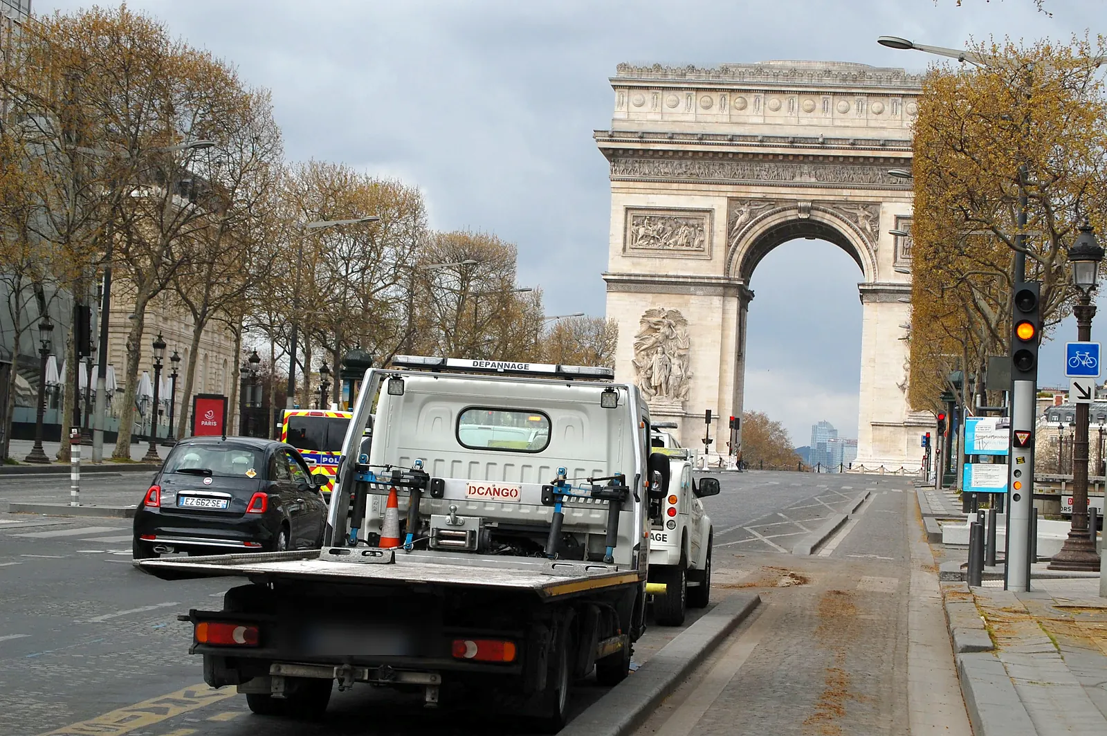 Camion plateau Fast Depann sur l’avenue des Champs-Élysées – Remorquage à Paris