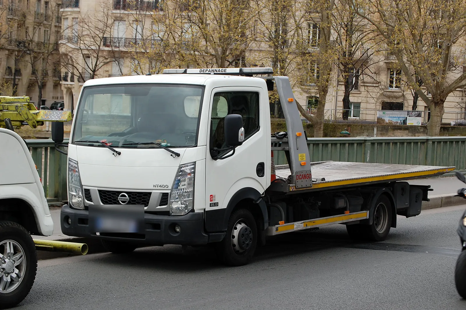 Camion plateau Fast Depann vu de face, au bord de la Seine (photo d’illustration – à Paris 10e Arrondissement (75010))
