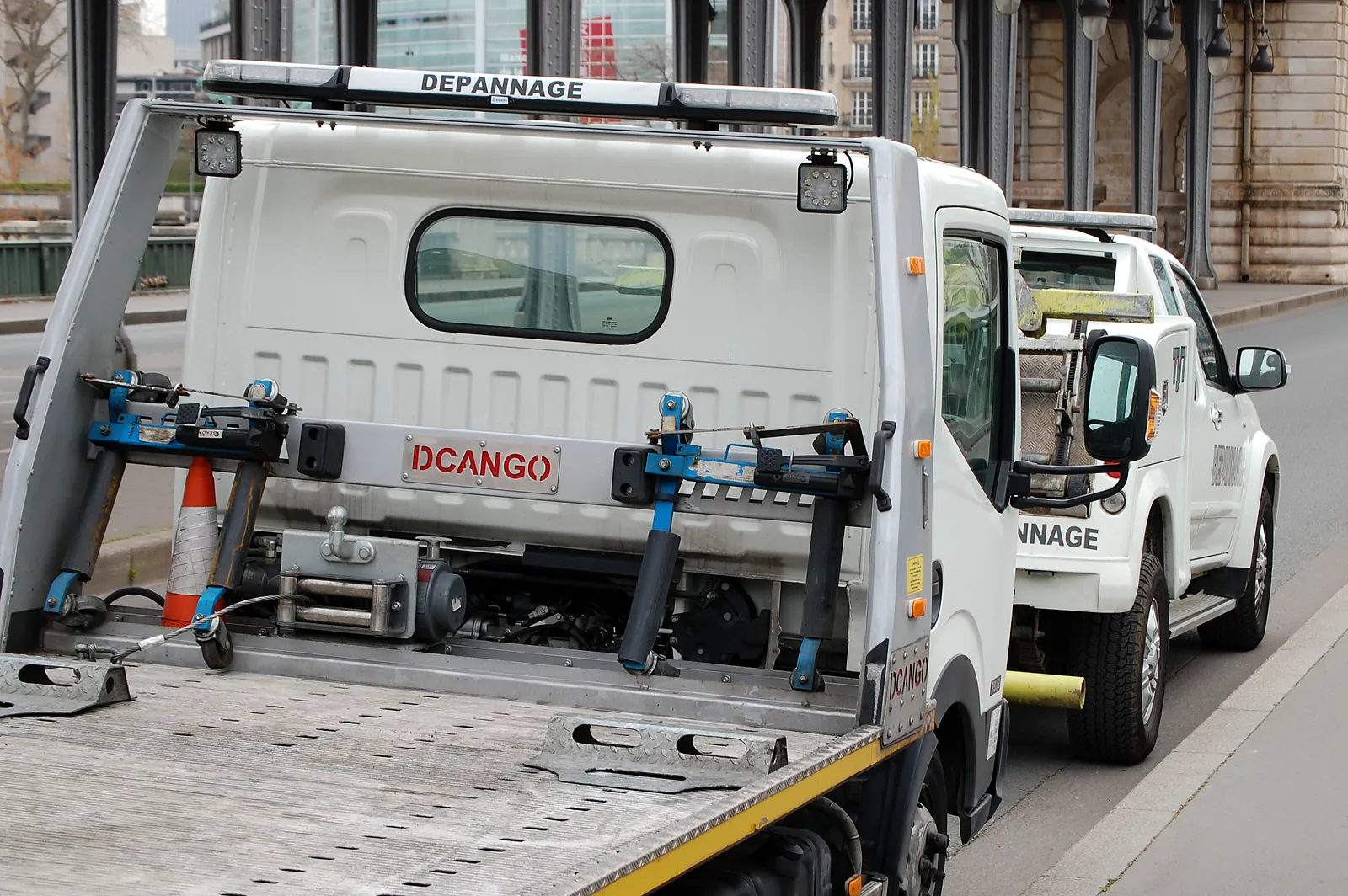 Plateau de dépannage Fast Depann avec treuil et rampes de chargement (photo d’illustration – à Paris 12e Arrondissement (75012))