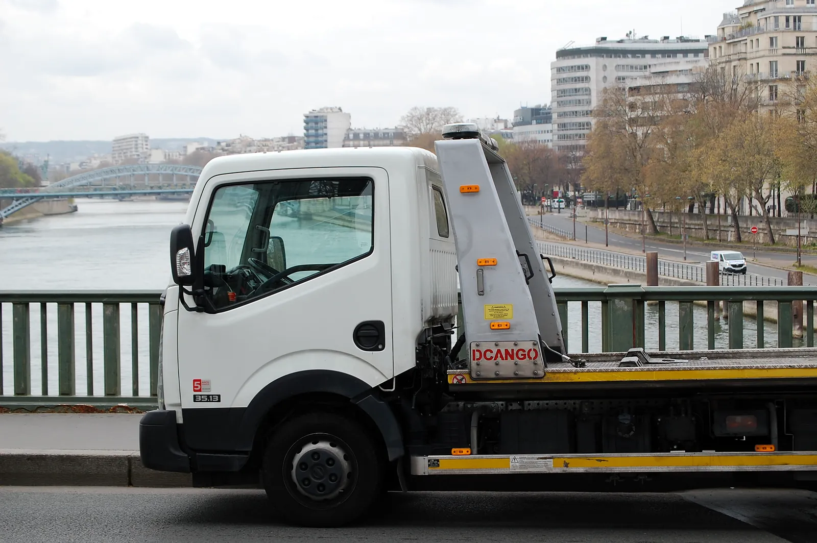 Camion plateau Fast Depann sur un pont au-dessus de la Seine (photo d’illustration – à Paris 4e Arrondissement (75004))