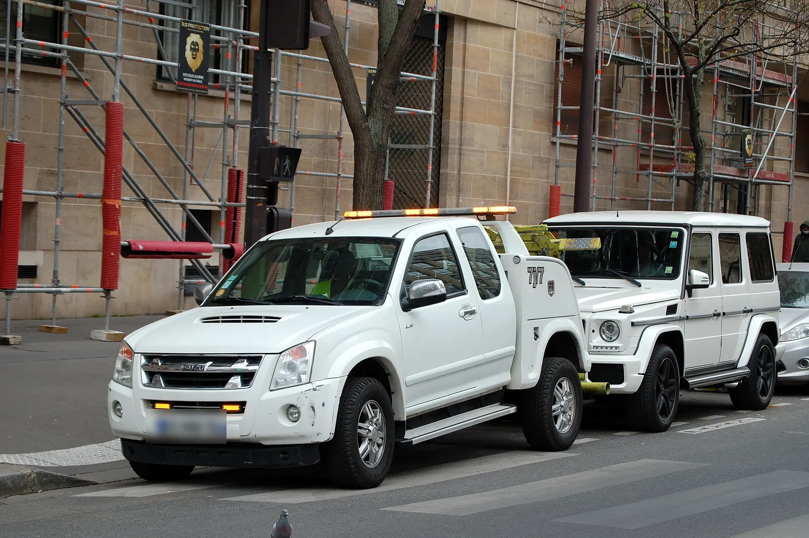 Dépanneuse Fast Depann remorquant un 4x4 Mercedes Classe G (photo d’illustration – à Cannes (06150))