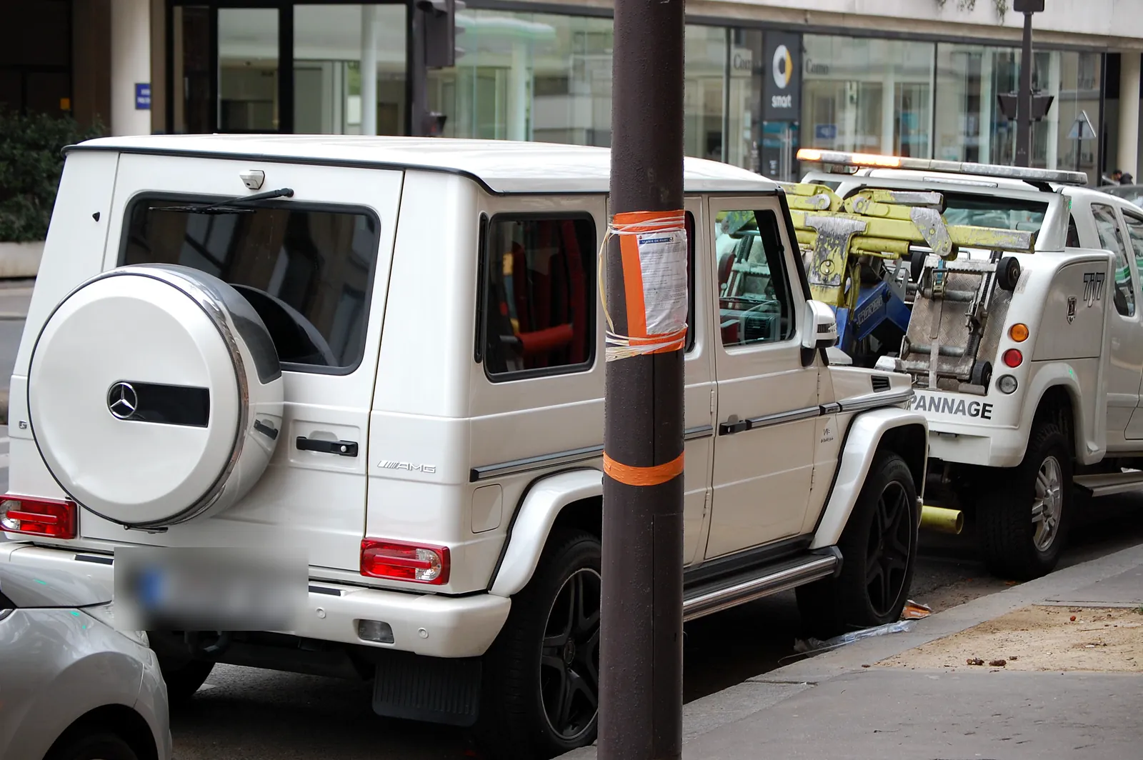 Véhicule 4x4 soulevé par l’arrière, prêt à être remorqué (photo d’illustration – à Mulhouse (68100))