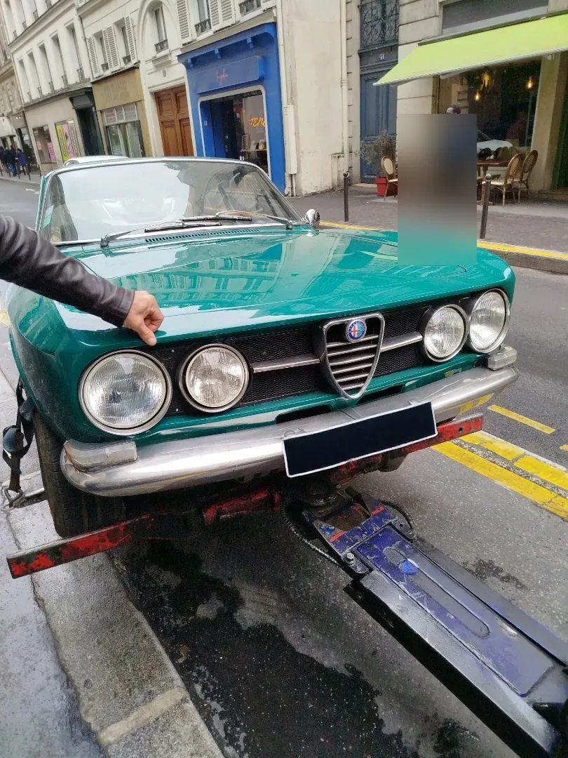 Alfa Romeo ancienne verte soulevée par le lève-roues d’une dépanneuse (photo d’illustration – à Embrun (05200))