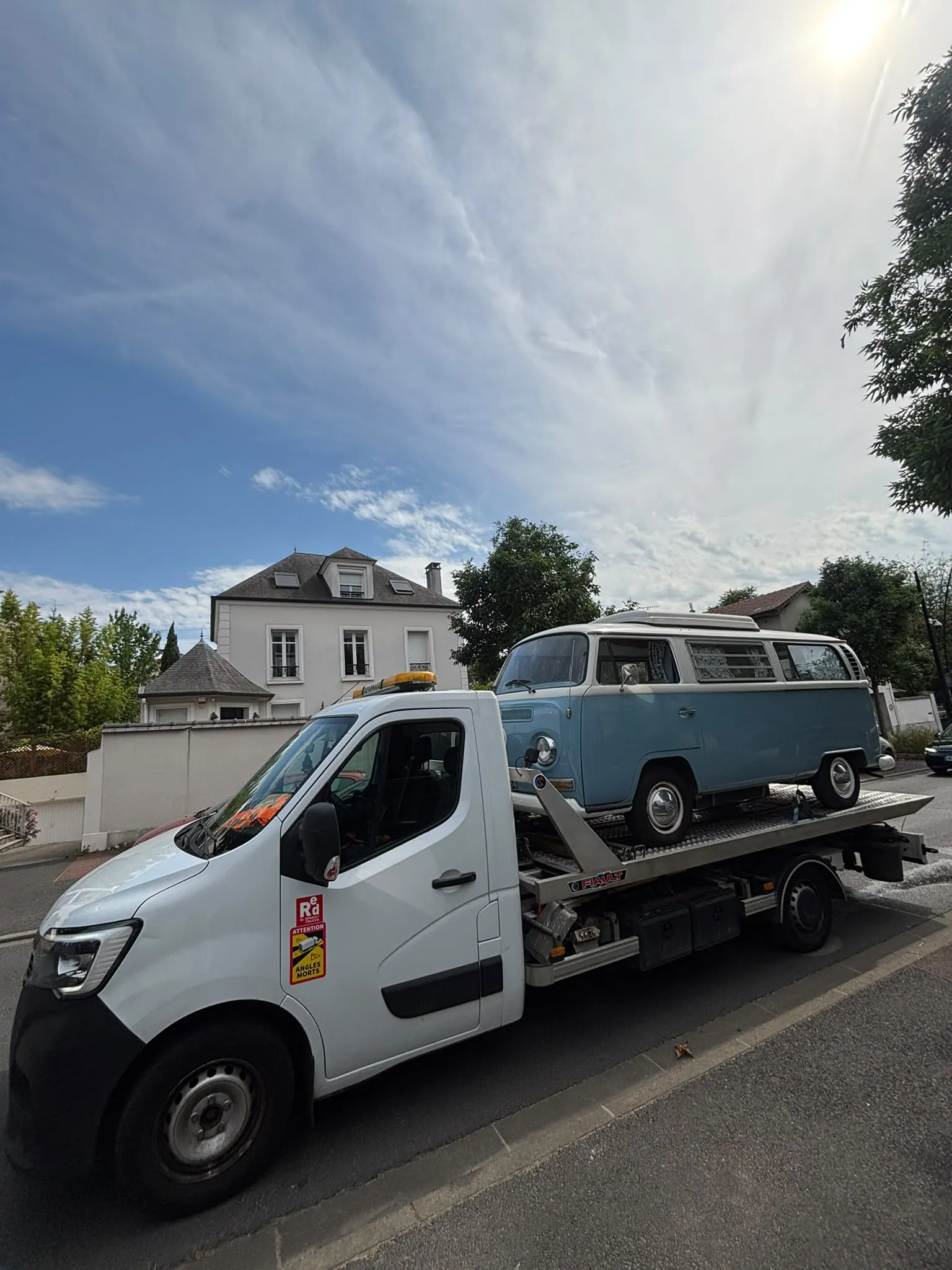 Dépanneuse plateau transportant un combi Volkswagen ancien (photo d’illustration – à Gap (05000))