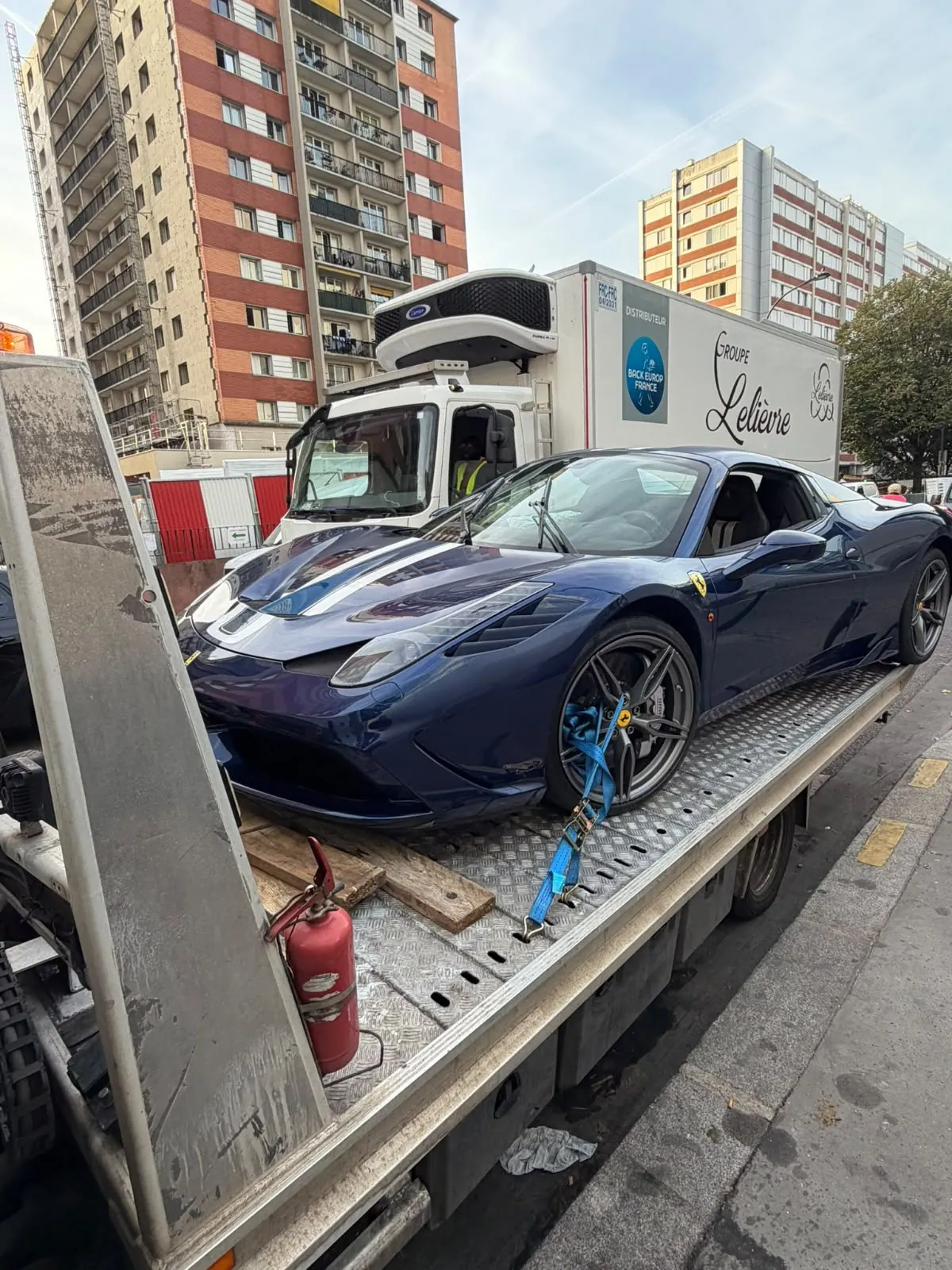 Ferrari bleue sanglée sur un plateau de dépannage (photo d’illustration – à Dunkerque (59140))