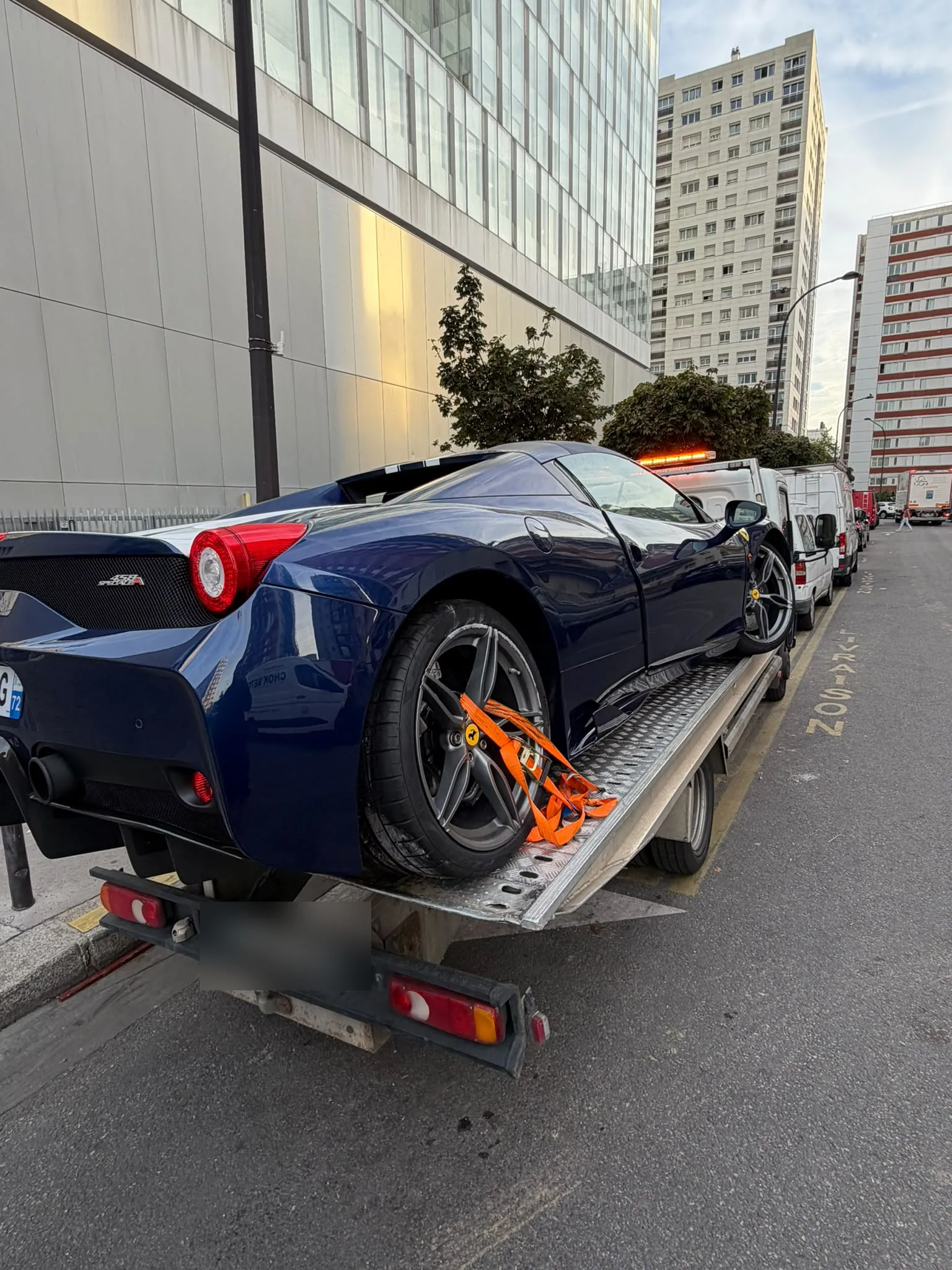 Ferrari bleue sanglée sur un plateau, vue arrière (photo d’illustration – à Bar-le-Duc (55000))