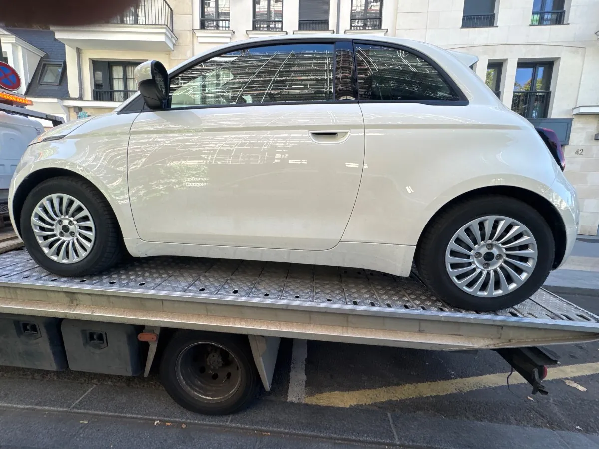 Fiat 500 blanche sur un plateau de dépannage (photo d’illustration – à Caen (14000))