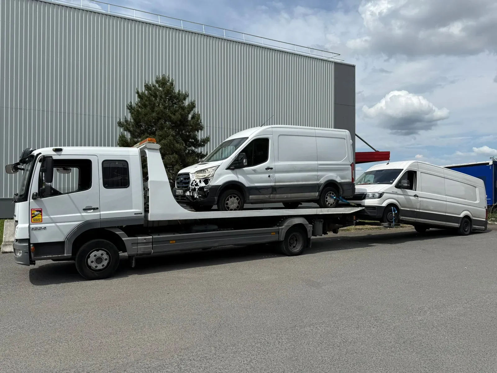 Camion plateau Mercedes transportant un utilitaire Ford Transit (photo d’illustration – à Chauny (02300))