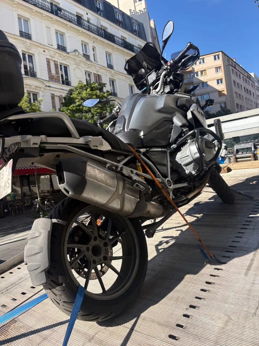 Moto routière sanglée sur un plateau de dépannage (photo d’illustration – dépannage auto à Courdimanche)