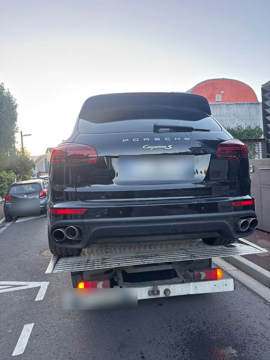 Porsche Cayenne noire chargée sur un plateau, vue arrière (photo d’illustration – à Louviers (27400))