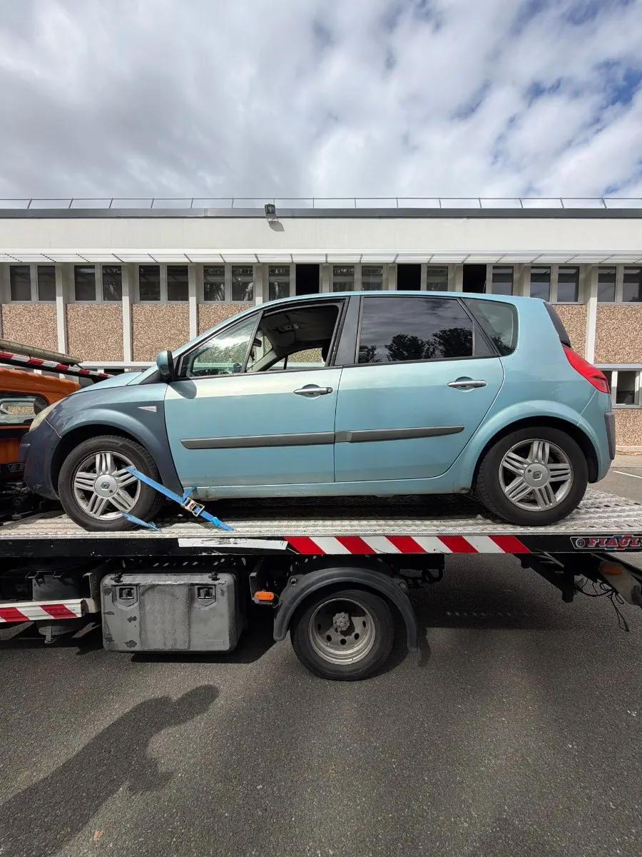 Renault Scénic bleu clair sur une dépanneuse plateau (photo d’illustration – à Corbeil-Essonnes (91100))