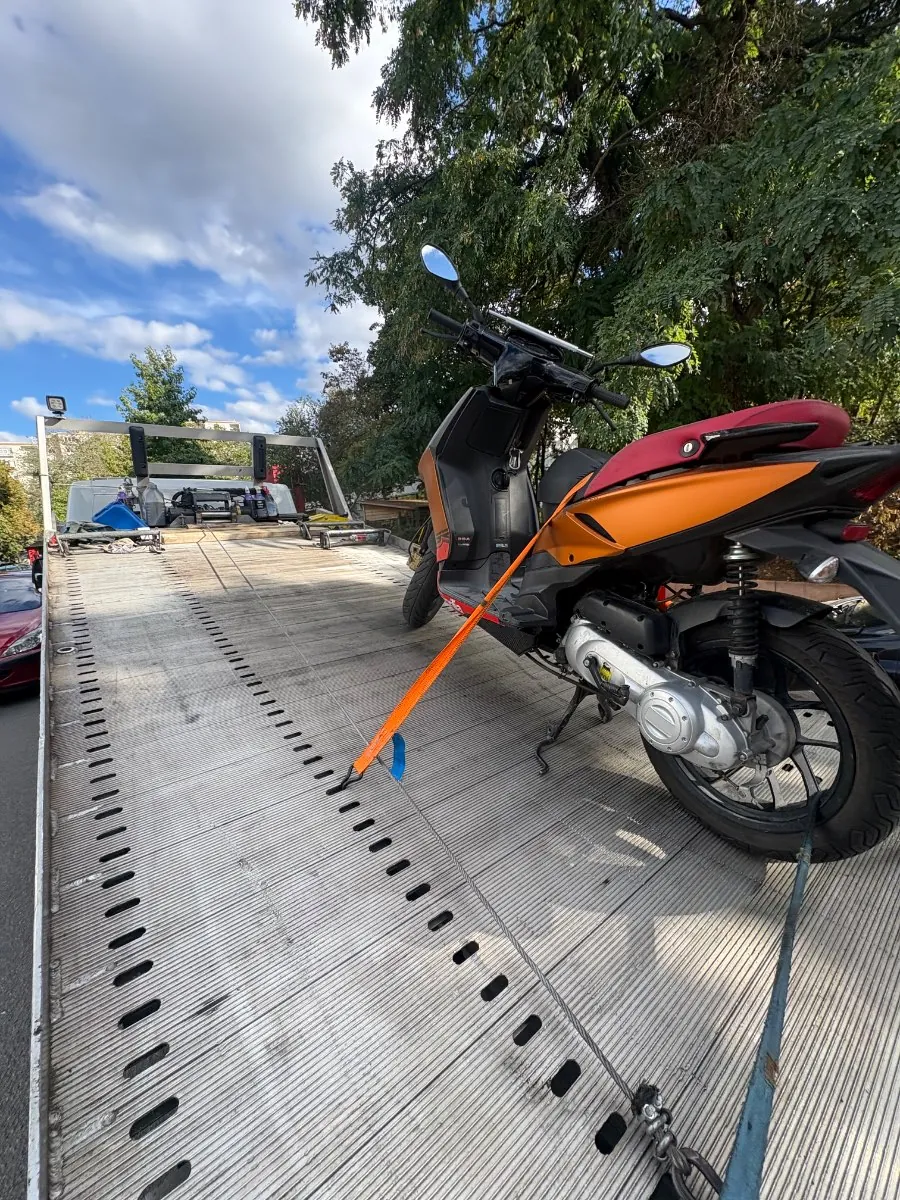Scooter sanglé sur le plateau d’une dépanneuse (photo d’illustration – à Rouen (76000))